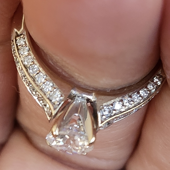 Michael Hill jeweler 18 k gold ring with.1.20 carats natural diamond. - Picture 7 of 8